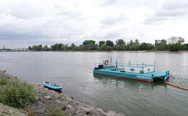 Müllfalle auf dem Rhein bei Köln