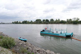 Rhine octopus - floating rubbish trap on the Rhine near Cologne