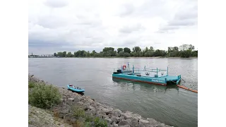 科隆附近的萊茵河上的廢物收集器