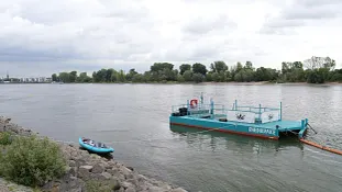 Rheinkrake - schwimmende Müllfalle auf dem Rhein bei Köln