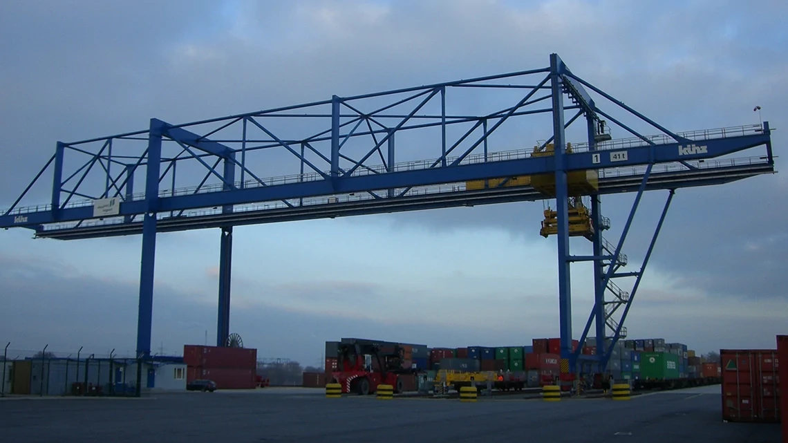 Container loading crane