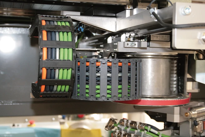 Cables and energy chains for PCB assemblers | igus®