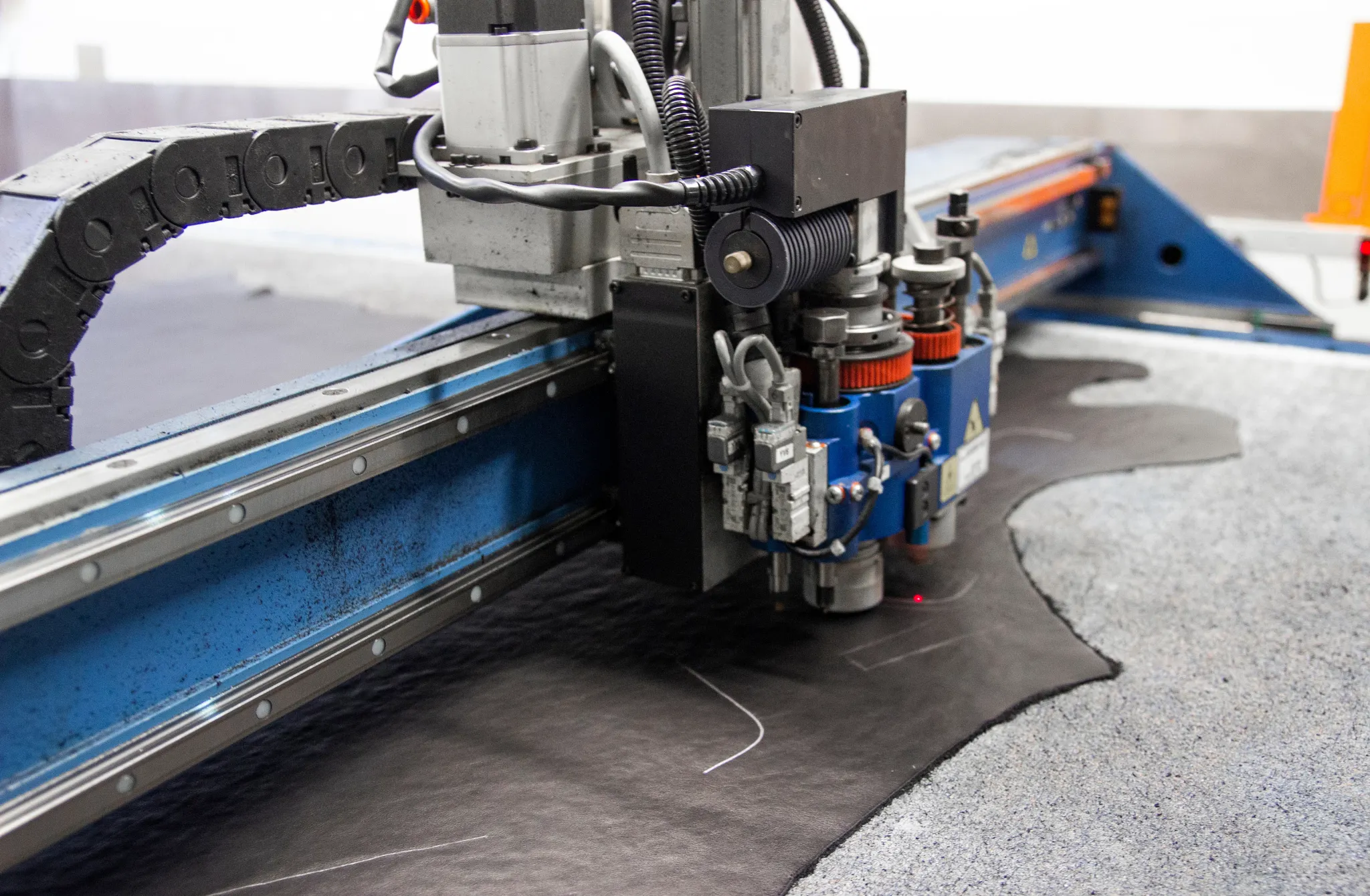 Leather-Cutting Machine Success with igus® chainflex®