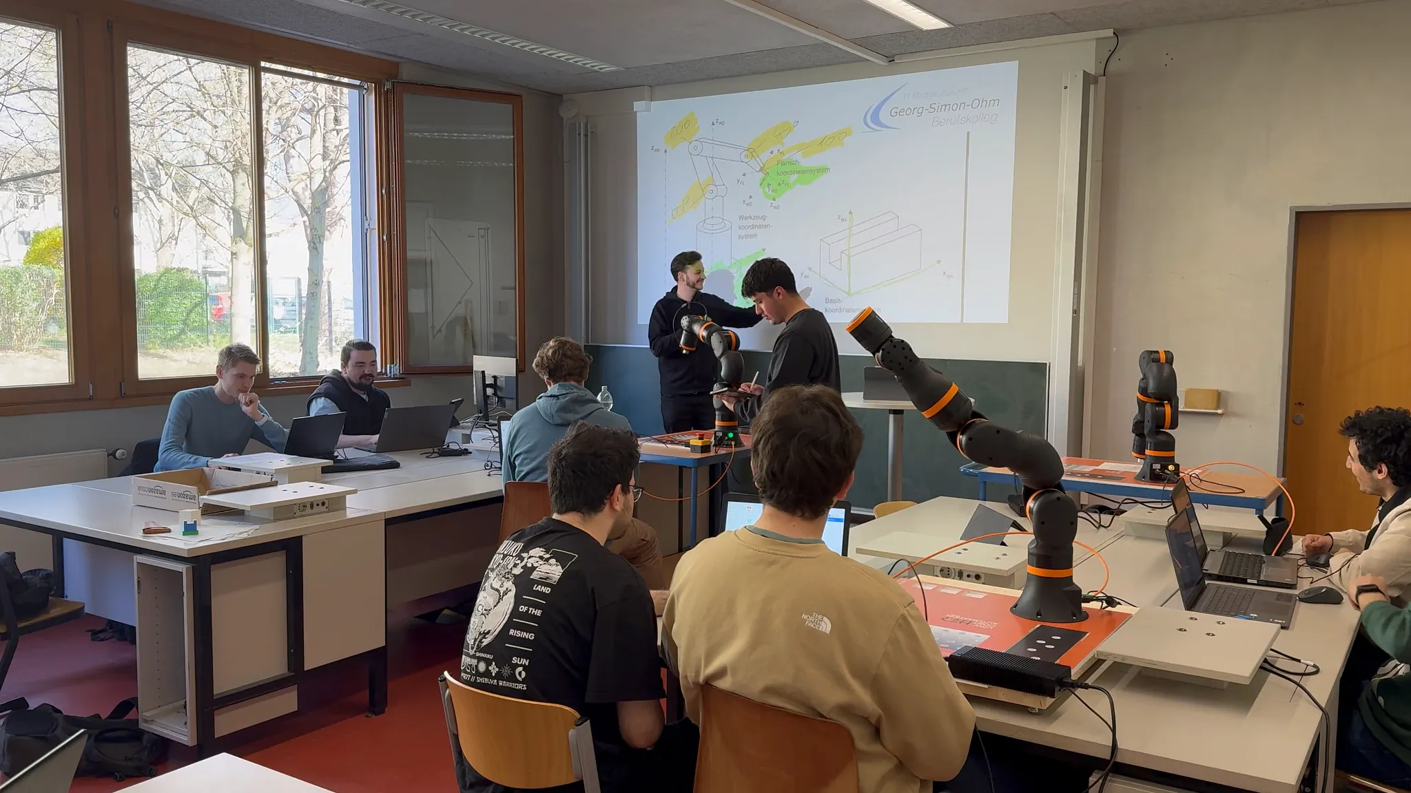 Georg-Simon-Ohm-Berufskolleg setzt auf ReBeL Cobots und Education Kits von igus