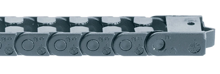 Nahaufnahme der easy chain Energiekette E03 mit Anschlusselement