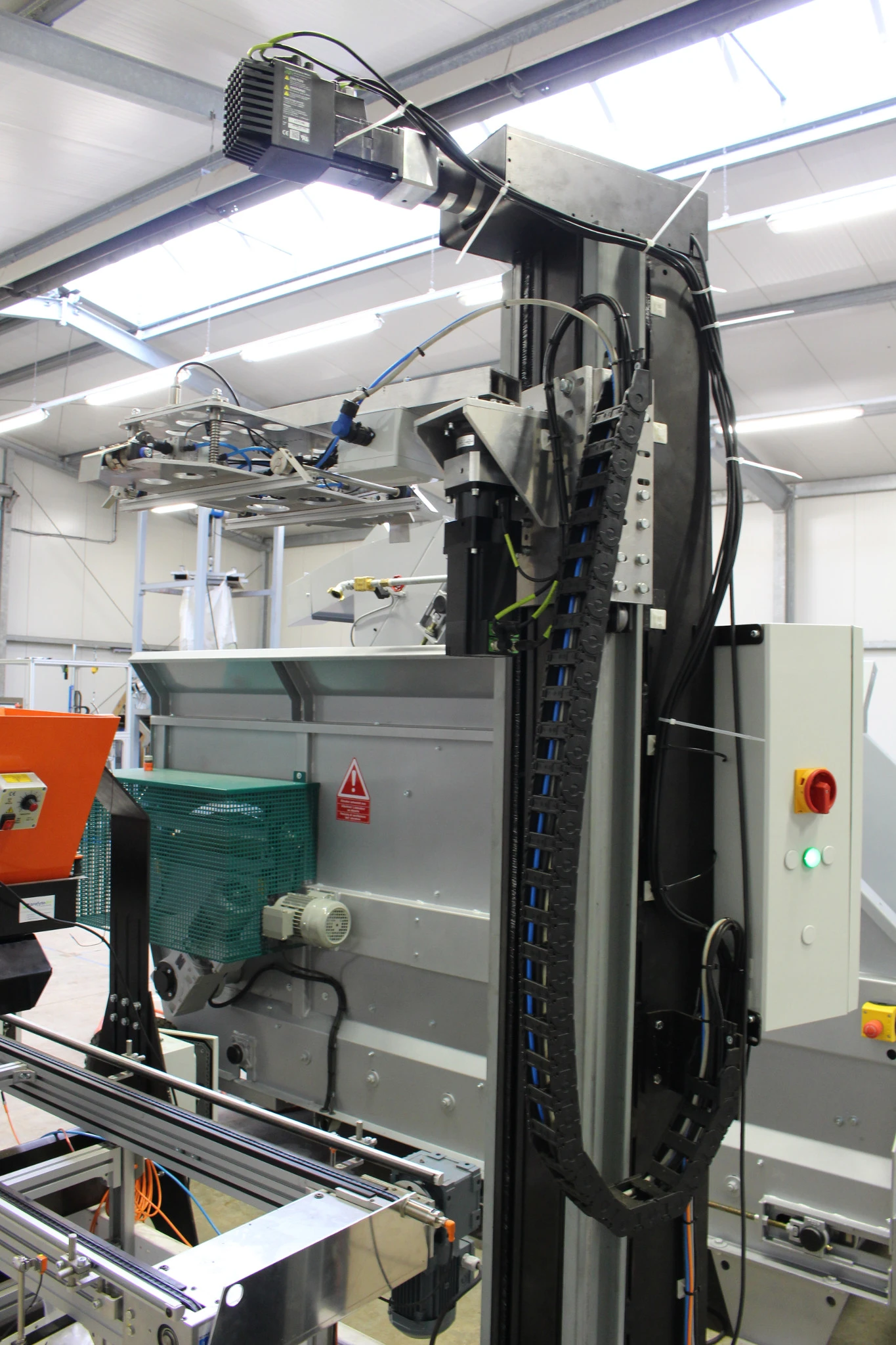 E4 Energiekette an Roboterarm