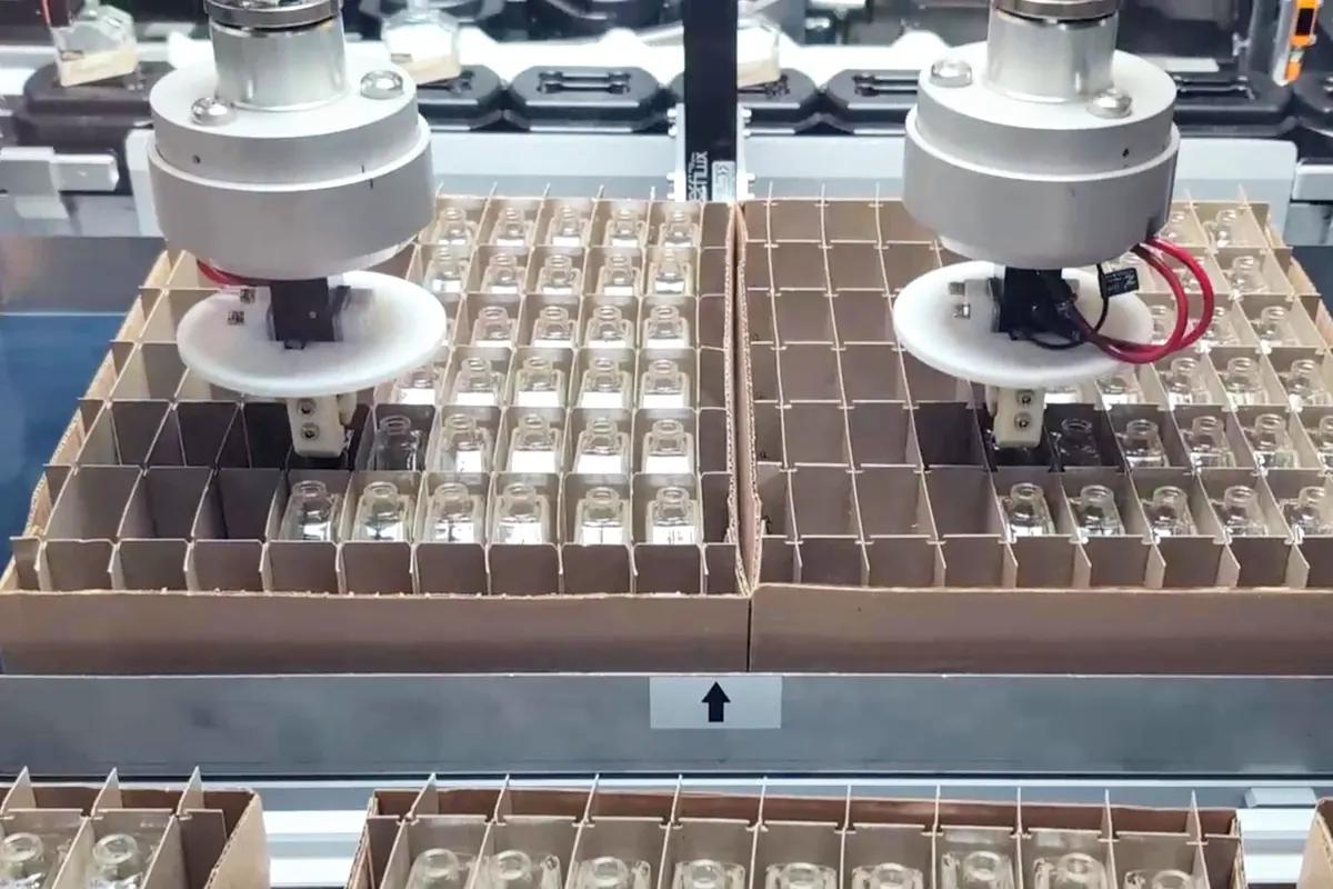 Greifer im Handlingsystem für Parfümflaschen Stausberg & Vosding