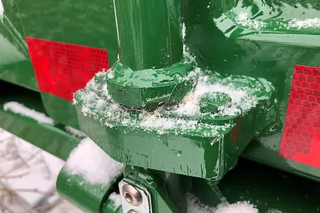 Detailaufnahme vom Scharnier am Kippauflieger