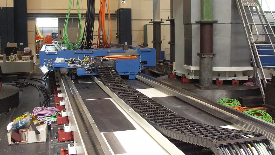 Szerszámgép energialánccal