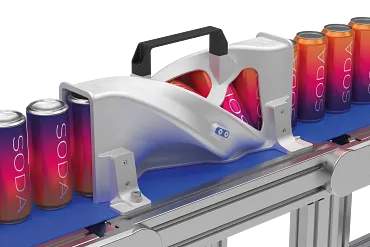 Produktwender, montiert an einem Fließband, und Dosen, die durch den Wender laufen und dabei durch die Form des Wenders um 180° gedreht werden.