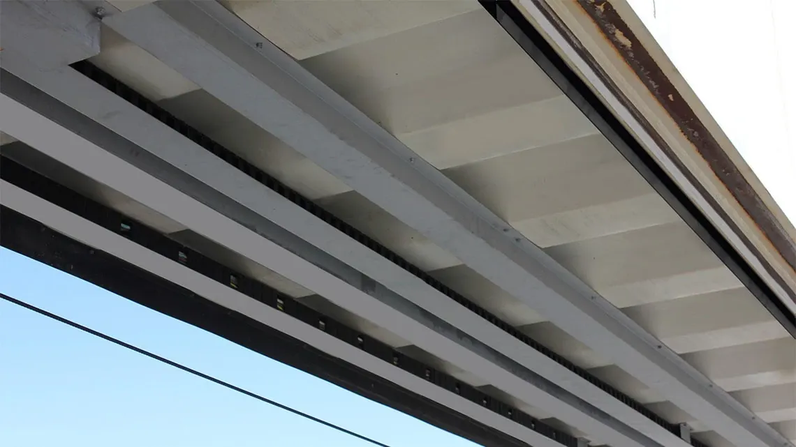 Pasarela de embarque con una cadena portacables