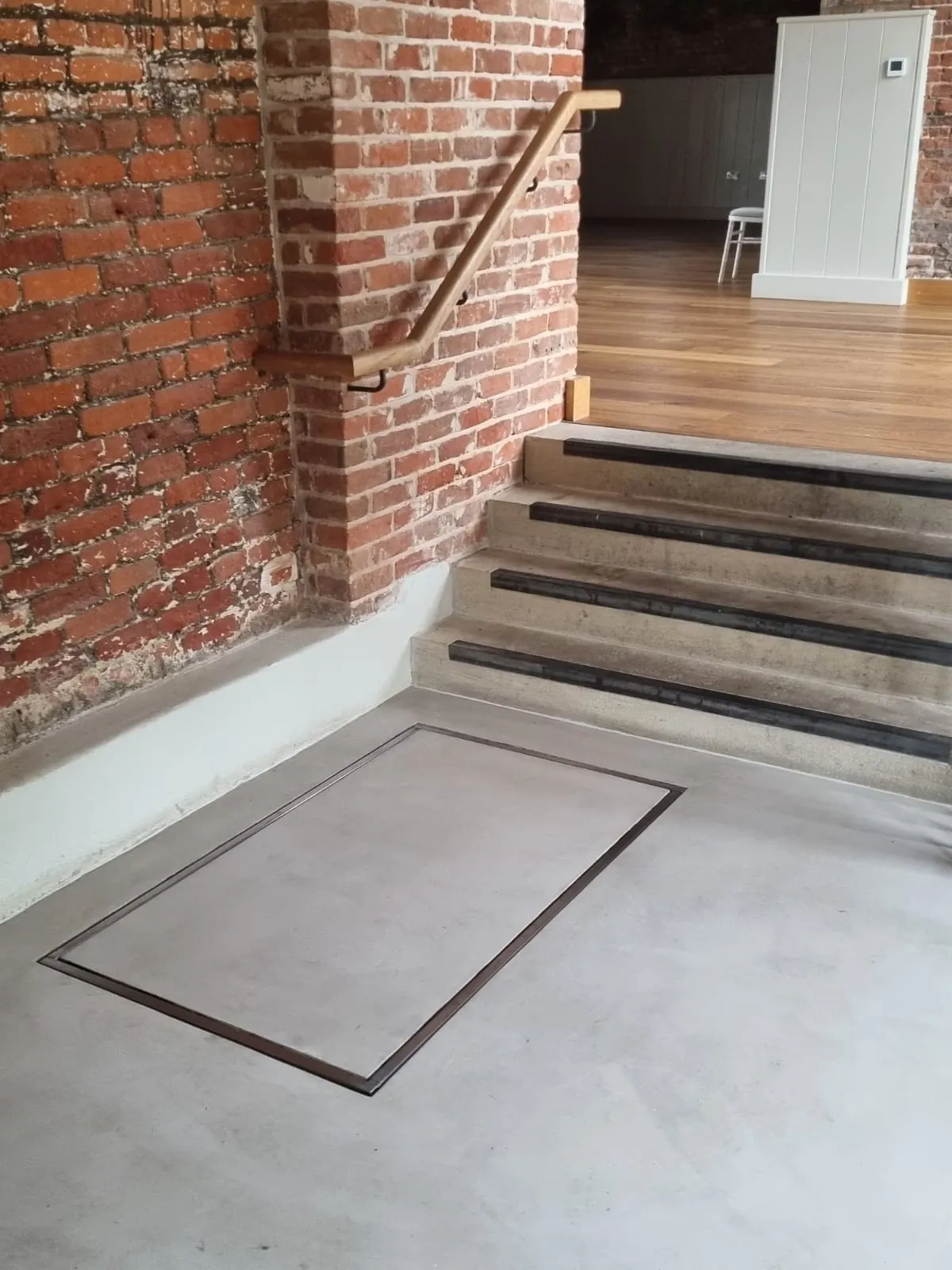 Unsupported wheelchair lift