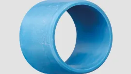 Hammer schlägt auf Material