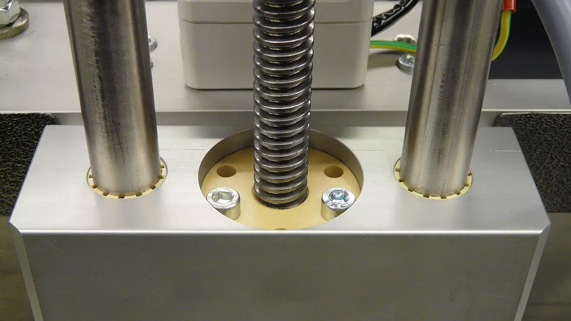 Kaymalı yatak gömleği ve mil yatağı ile yatak noktaları