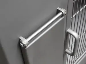 Cubierta del panel de control con cojinete liso de polímero. En parte, estos evitan los ruidos chirriantes.