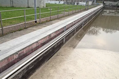 Pod cu raclete în clarificatorul primar din Plauen