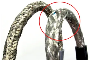 写真3 屈曲時のシールド