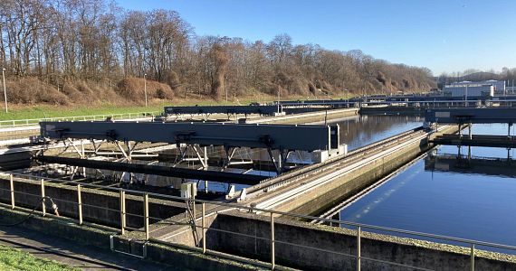 Système flizz dans un bassin de décantation de la station d'épuration de Duisburg-Kasslerfeld