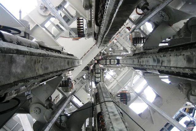 Pipe-laying tower tensioner energy chain