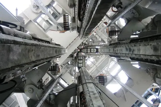 Pipe-laying tower tensioner energy chain