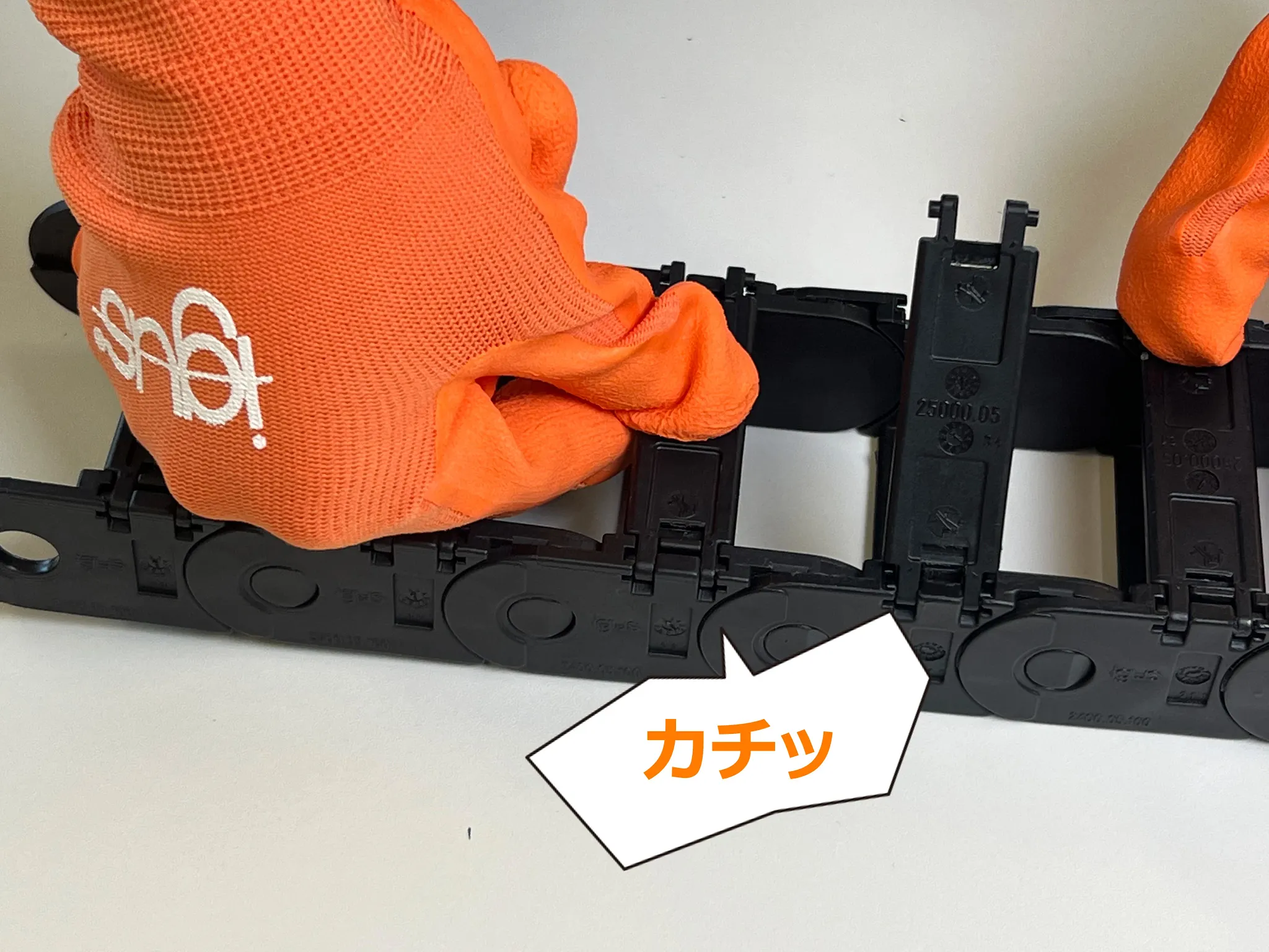 ケーブルキャリアのクロスバーの閉め方