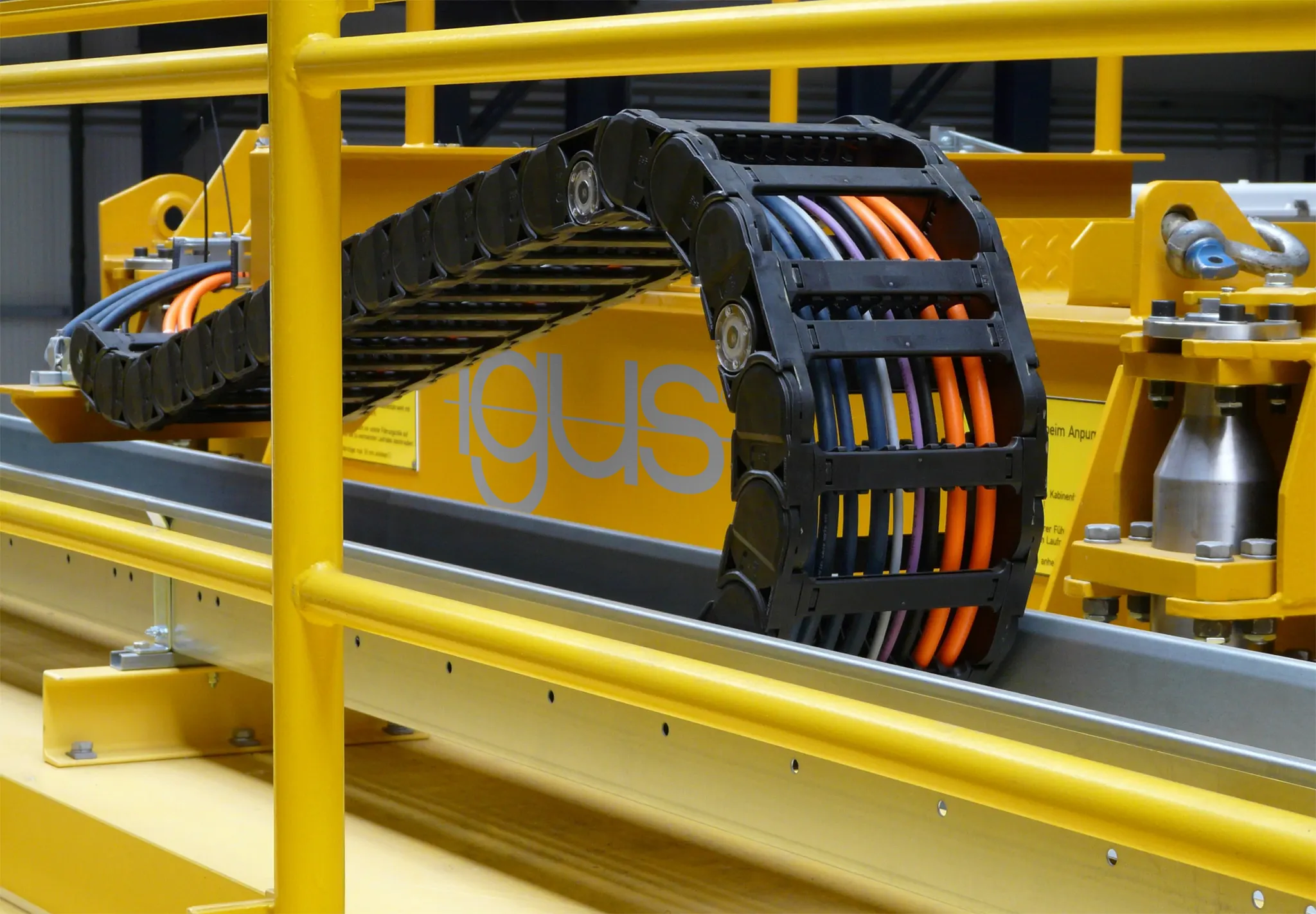 装置に実装されたケーブルキャリア