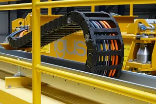 装置に実装されたケーブルキャリア