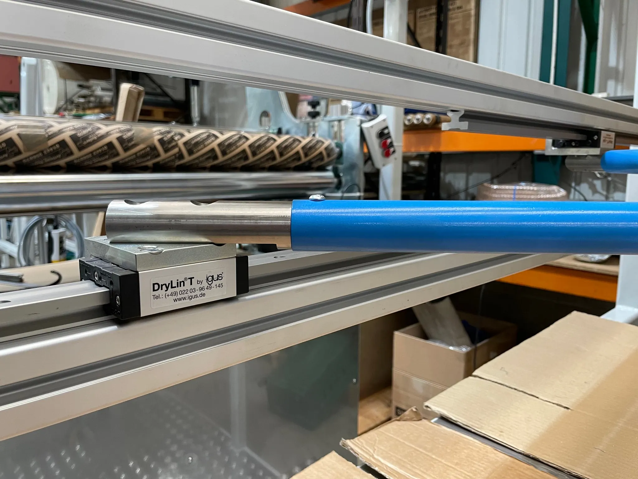 Förpackningsmaskin med belagda metallstänger och drylin linjärstyrning