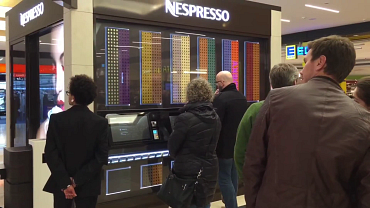 Vending machine for coffee capsules