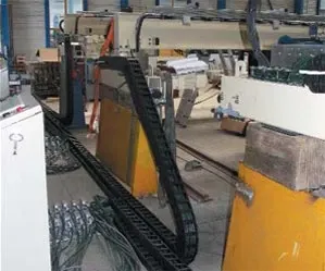 La estructura de grúa semiacabada, con un portacables igus®