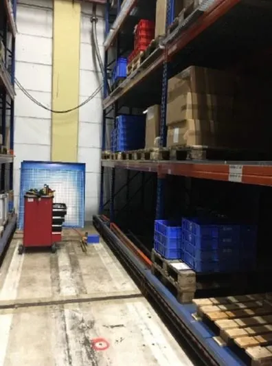 Naprawa ruchomego regału może spowodować zatrzymanie produkcji