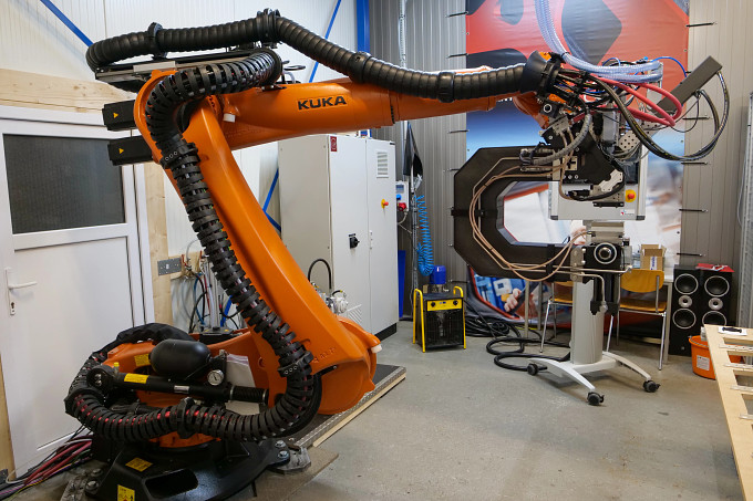 injection moulding with 6-axis robot
