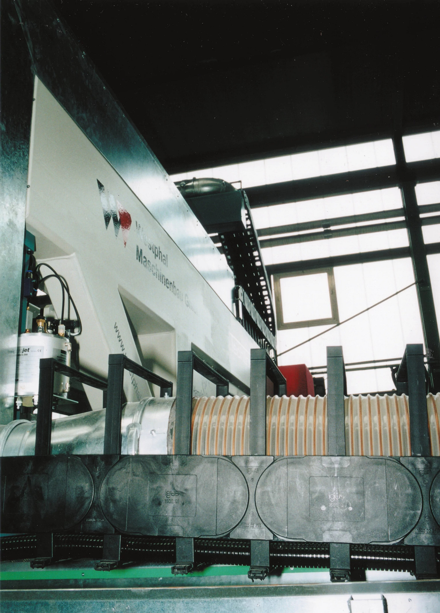 Crossbar energy chain in a Westphal woodworking machine