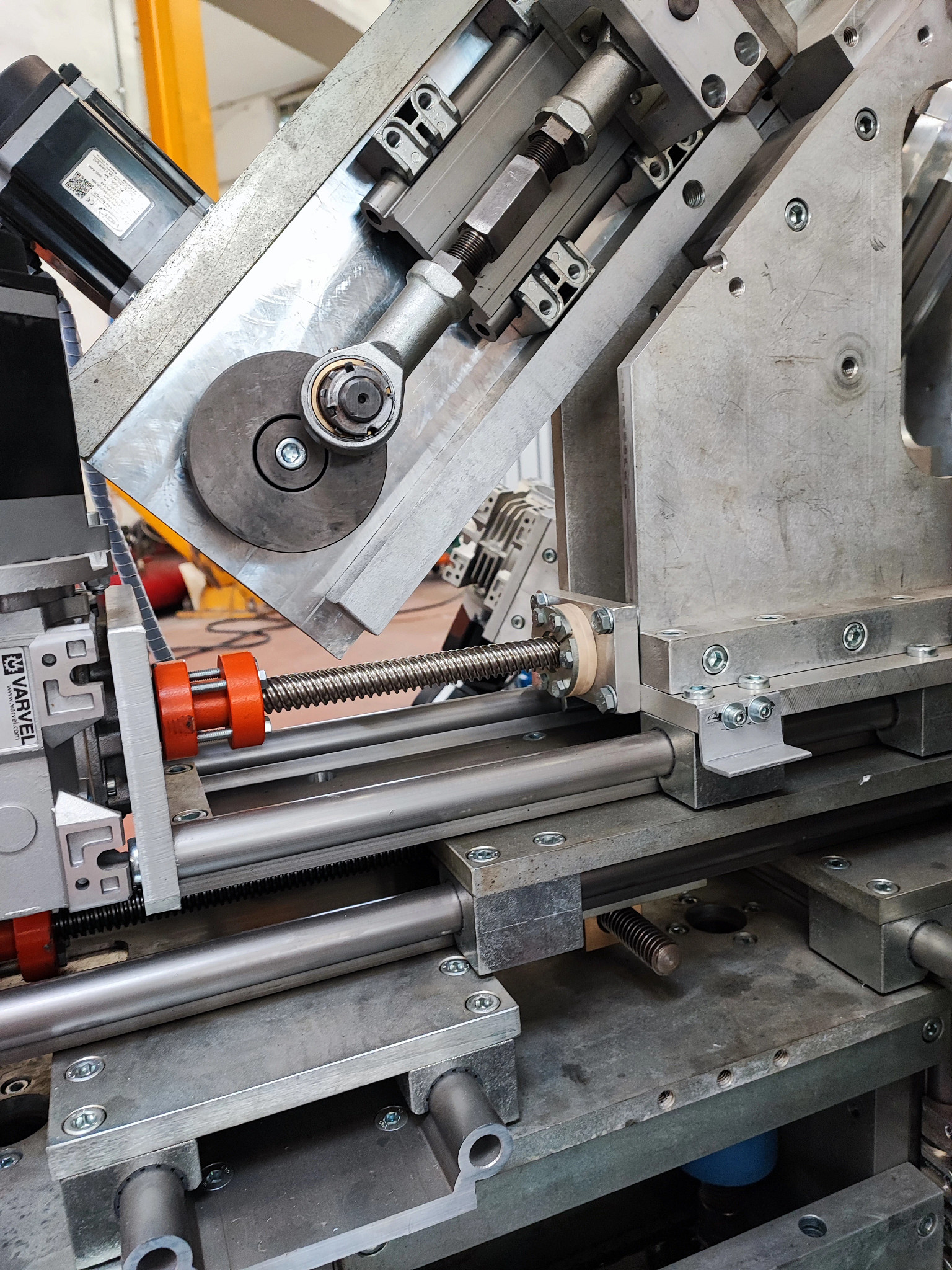 dryspin® Technique de filetage dans une machine de production de ...