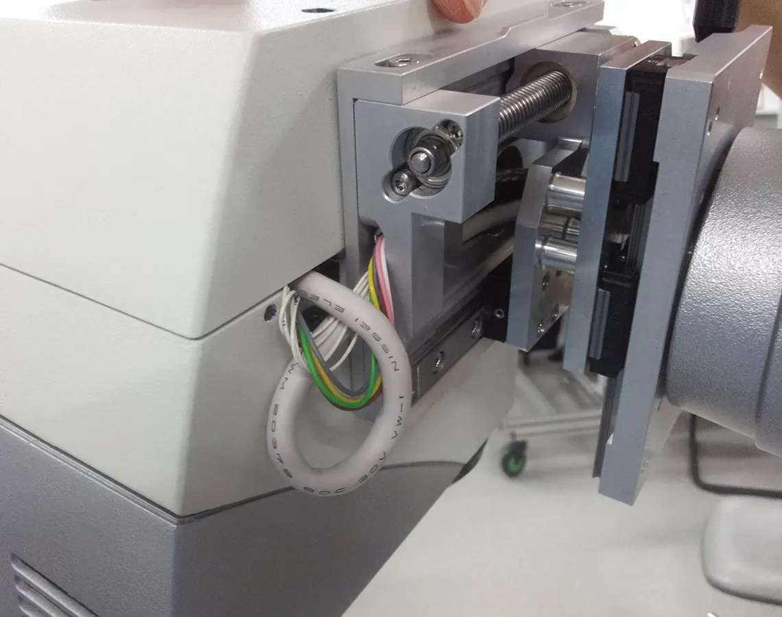 Statyw do mikroskopu z dylinową śrubą pociągową