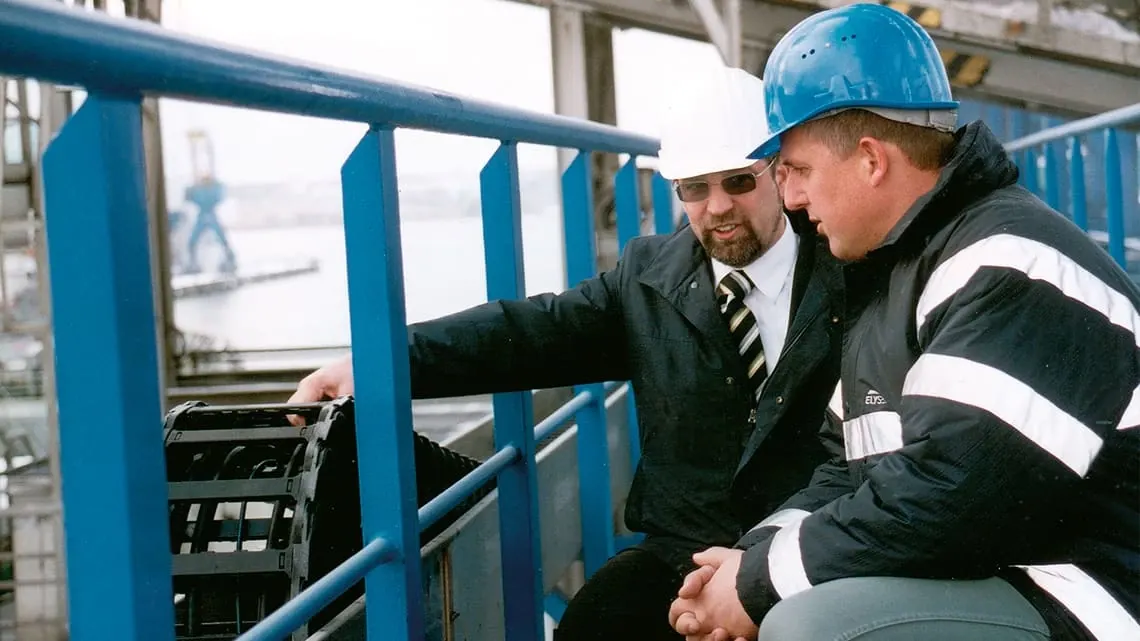 Ship loader in action with igus® energy chain series 5050 fully harnessed