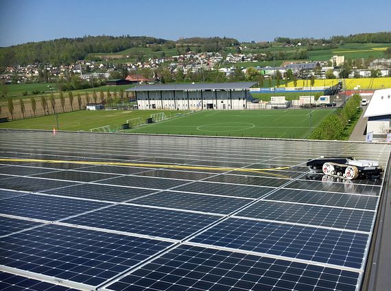 Zum Einsatz kommt der hyCLEANER black SOLAR auf dem Fußballstadion Stade de Suisse in Bern. Dort reinigt er regelmäßig über 12.000 Quadratmeter Solarfläche. (Quelle: TG hyLIFT GmbH)