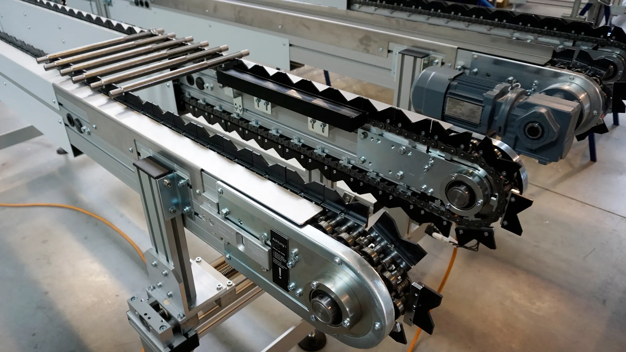 Accumulating roller chain conveyors from Broich Systemtechnik