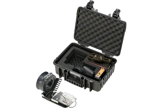 Geöffneter, robuster Messkoffer (TR.P Measurement Case) mit integrierter Elektronik und Anschlusskabeln: mobile TR.P‑Sensorik zur Erfassung, Visualisierung und Analyse realer Zugkräfte in triflex® Push‑Pull‑Schlauchpaketen – ideal, um kritische Bewegungen früh zu erkennen, Installationsfehler zu finden und die Lebensdauer in Robotikanwendungen zu erhöhen.