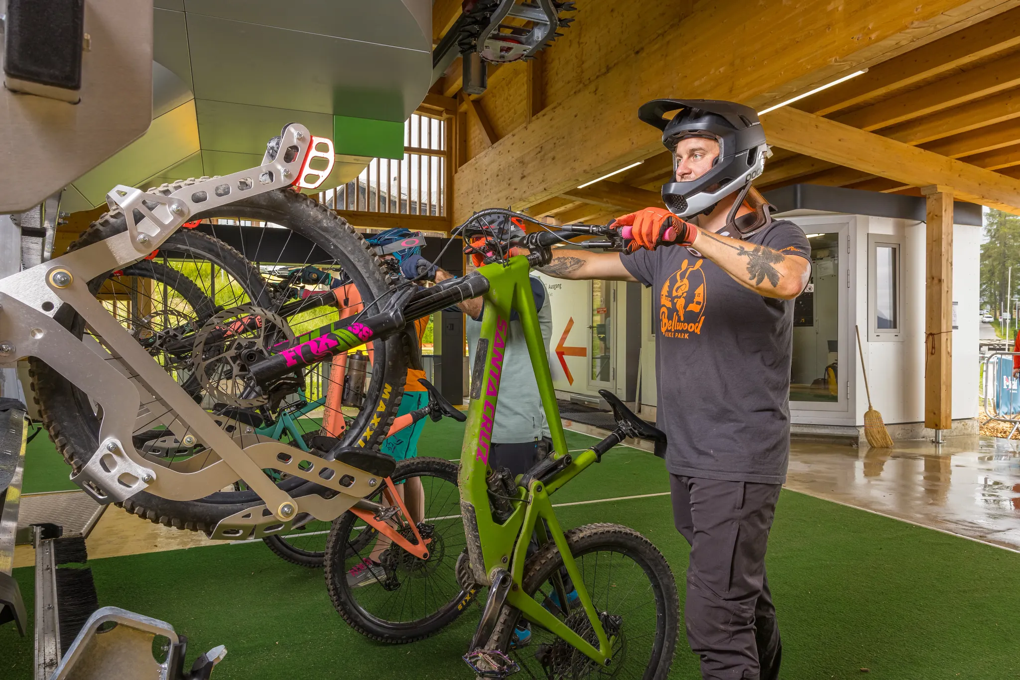 Sessellift mit montierten Bike Clips in der Station. Mountainbikes werden eingehängt. 