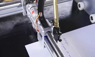 drylin Produkte und schreibende Hand