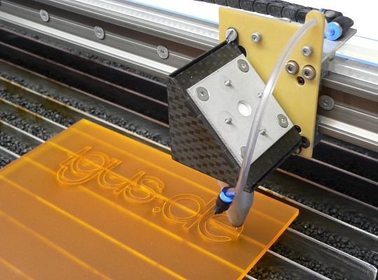 Linear guides with no stick-slip effect for a CNC-controlled laser cutting system