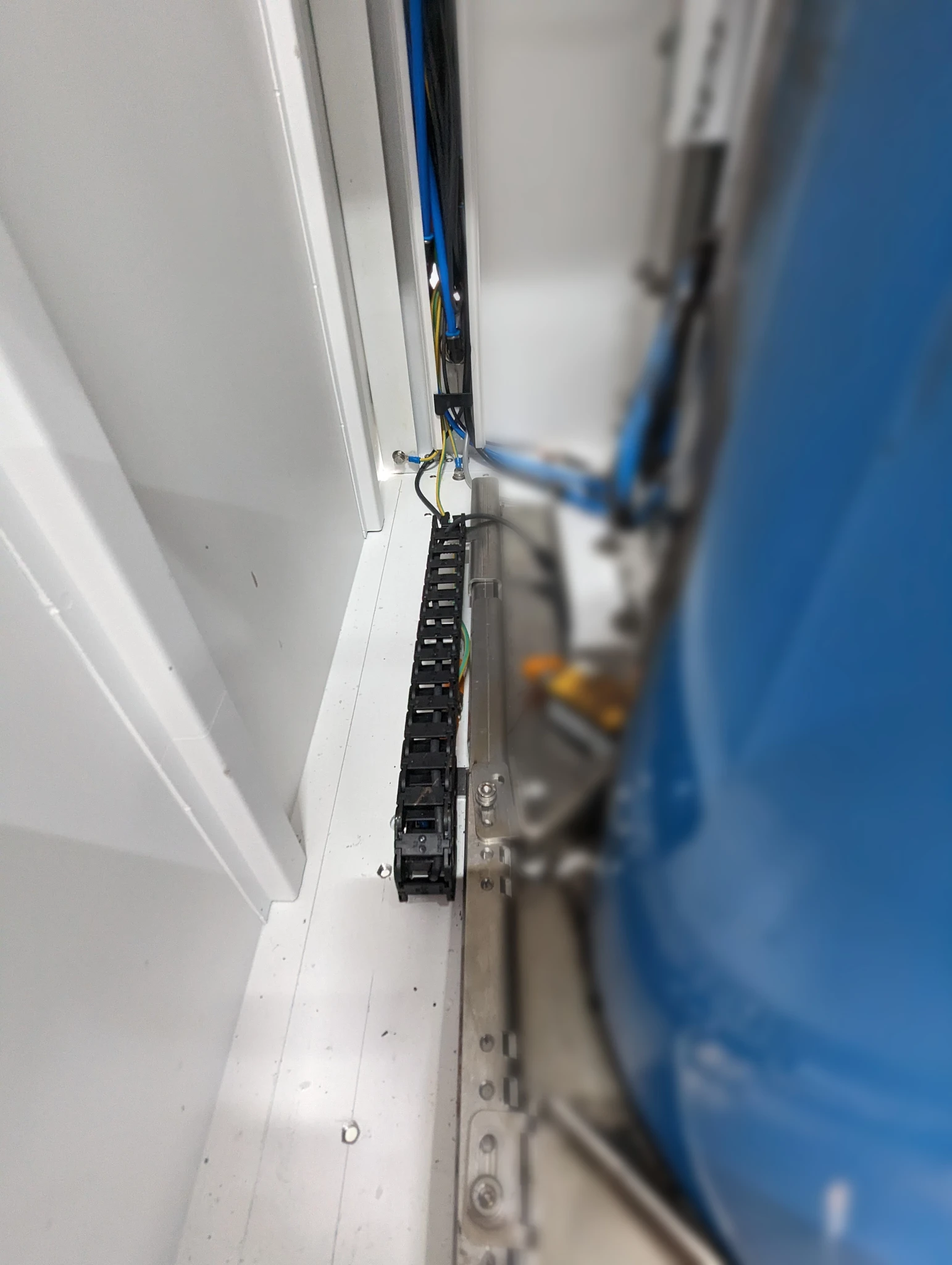 e-chain in the lifting unit of the ViscoTec emptying system