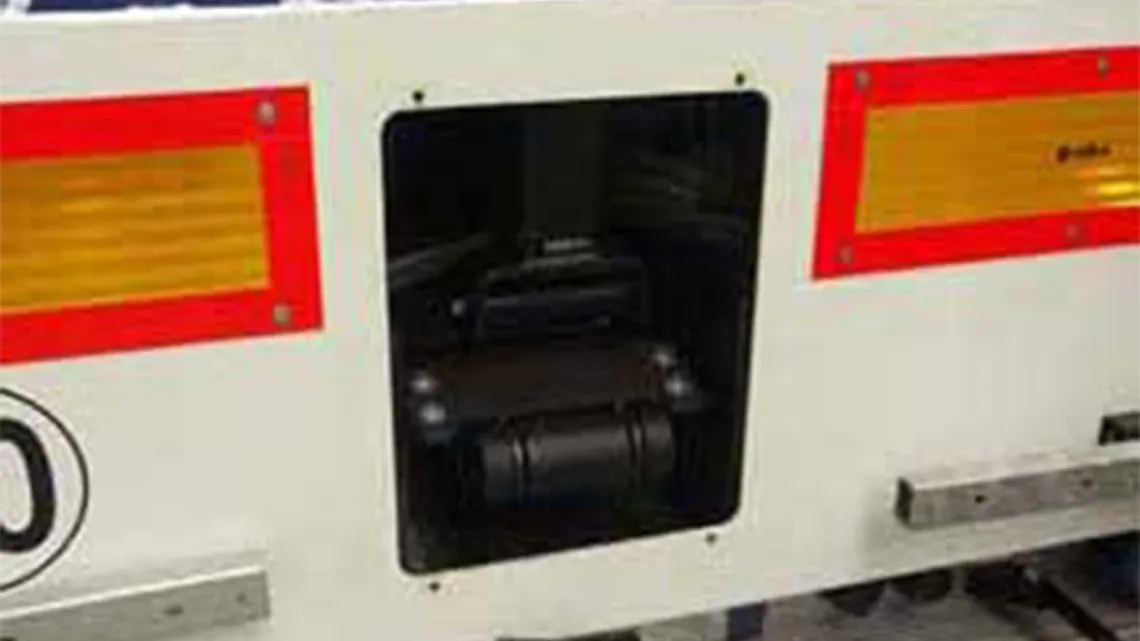 The two energy chains® lie side by side in the narrow black section.