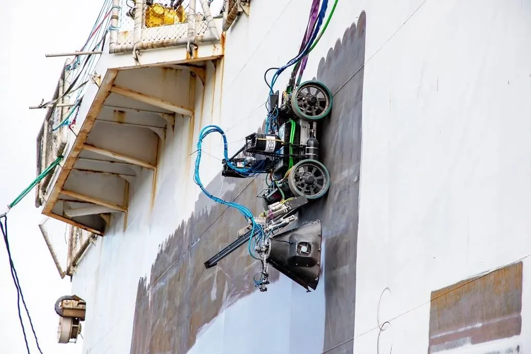 igus Antriebstechnik und Yacht mit Glaskeil-Fenstern