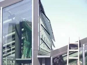 Bagues en plastique dans une façade en verre