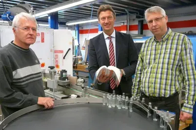 Jochen Küppersbusch, socio gerente de Küppersbusch GmbH, el asesor de ventas igus Markus Schwarz y Klaus Voigt, ingeniero de proyectos en Küppersbusch.