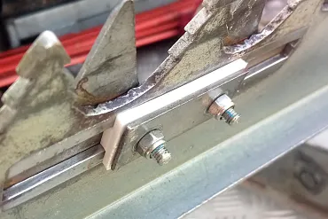 Nahaufname des Schneidmessers mit montiertem, 3D-gedruckten Kunststoffgleitern.