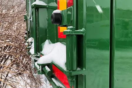 Detailaufnahme vom Scharnier am Kippauflieger