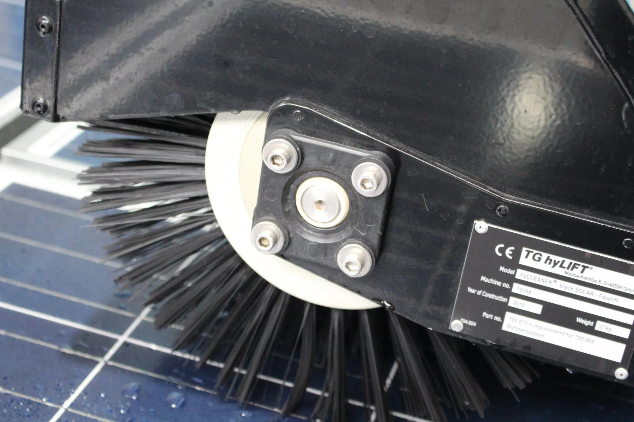 Solar plant cleaning robot from TG hyLIFT